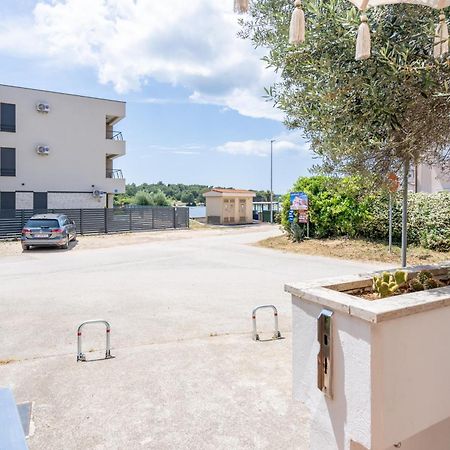 App Akumal-25M Zum Meer, Privatparkplatz, 50 Zoll Smart Tv, Sat Medulin Exterior photo