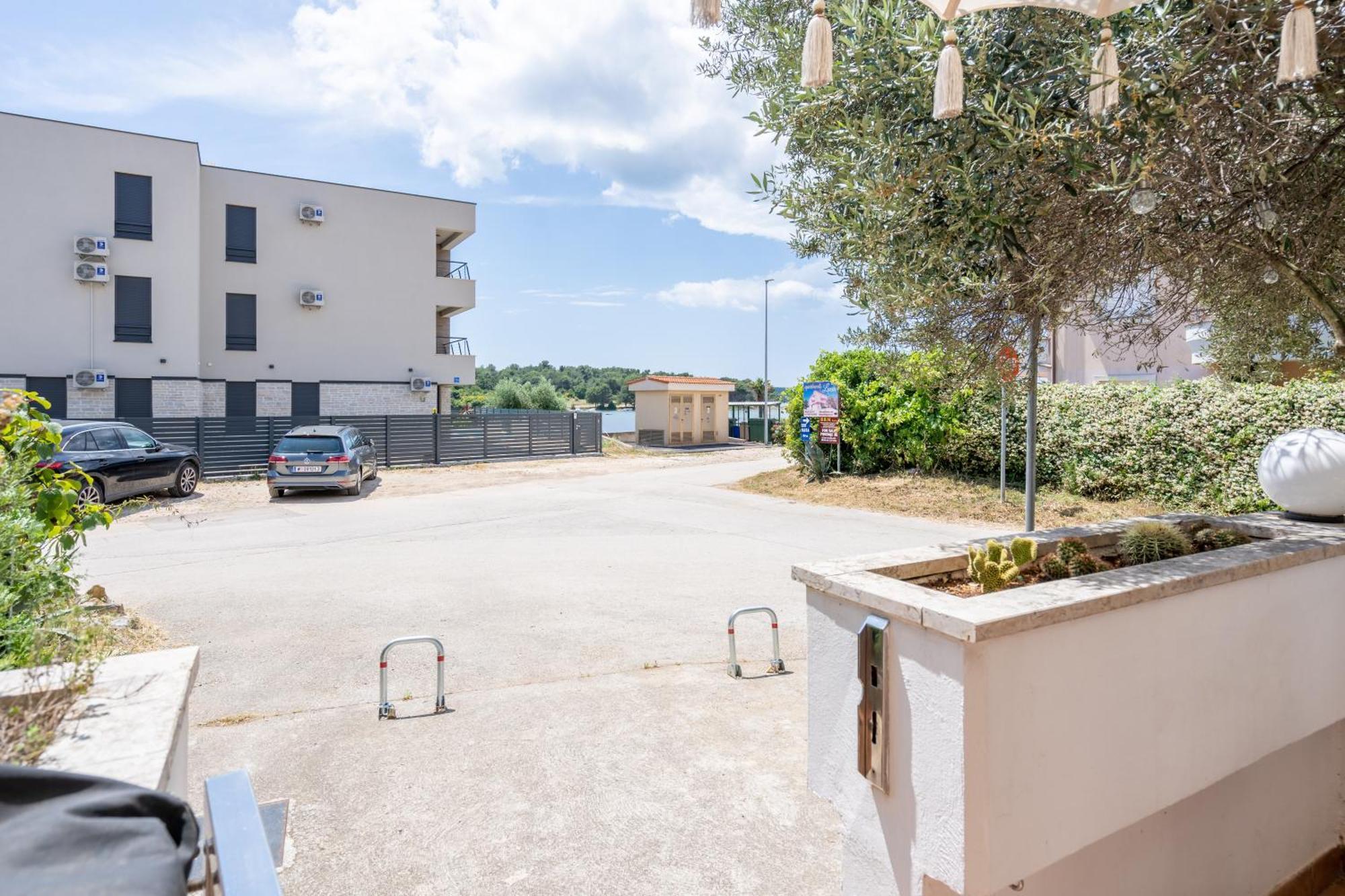 App Akumal-25M Zum Meer, Privatparkplatz, 50 Zoll Smart Tv, Sat Medulin Exterior photo